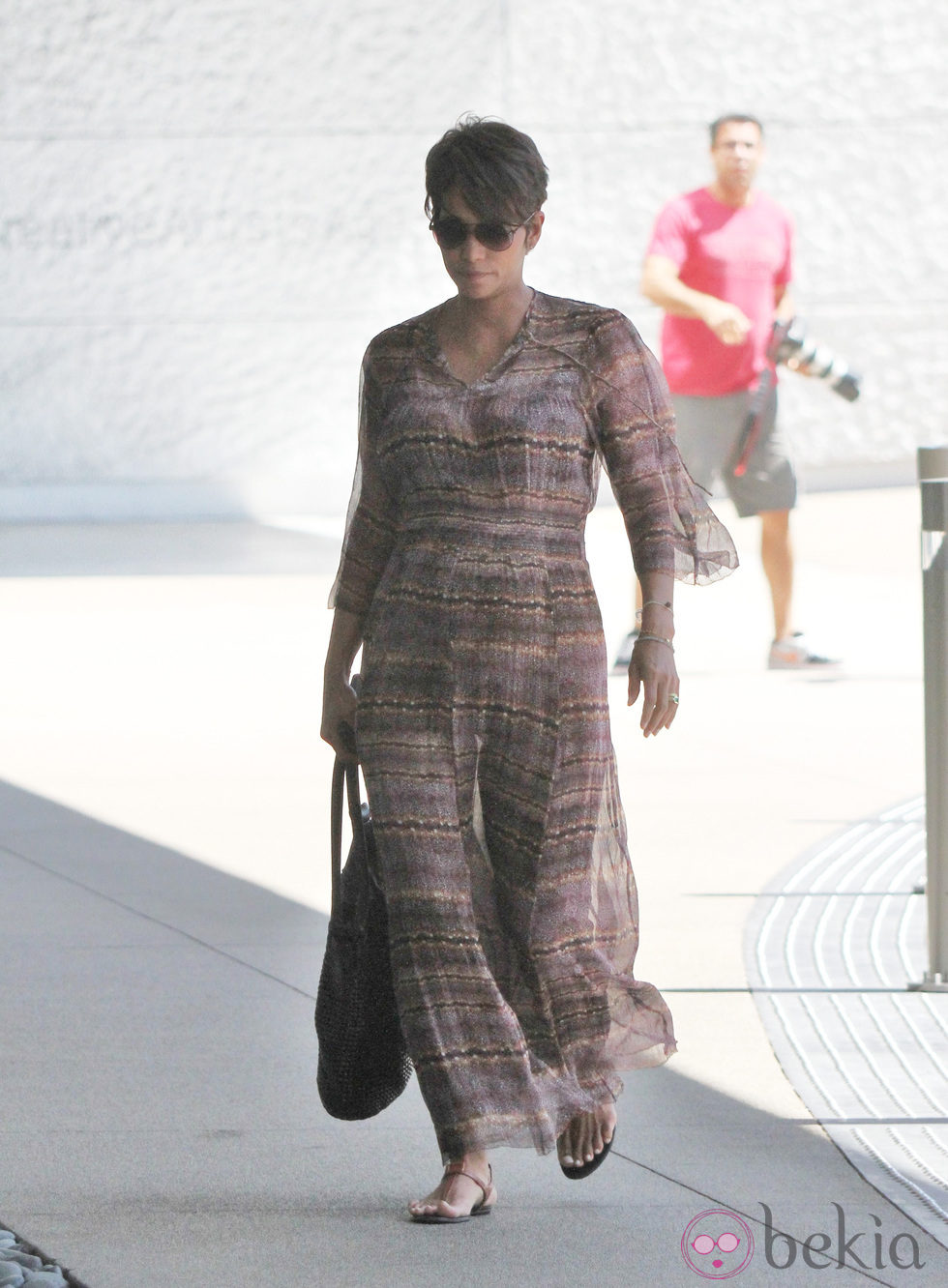 Halle Berry dirigiéndose al Comité Judicial de la Asamblea de California