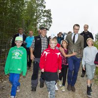 Daniel de Suecia rodeado de niños en el campamento de Ockelbo