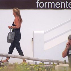 Kate Moss paseando por Formentera