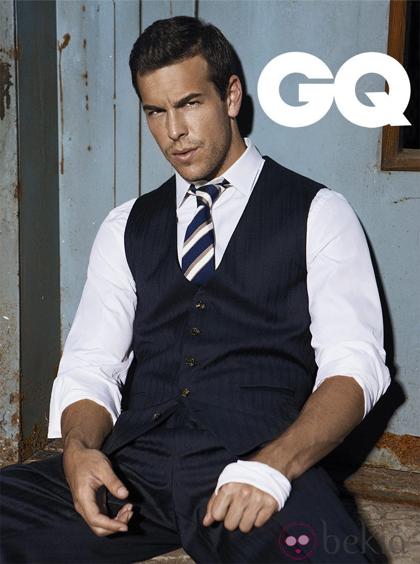 Mario Casas posa con traje de chaqueta para la revista GQ