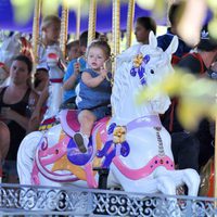 Harper Seven subida en los caballitos de Disneyland