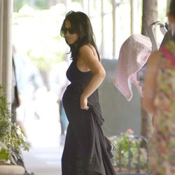 Hilaria Thomas regresa a casa tras dar a luz a su hija Carmen Gabriela