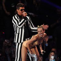 Miley Cyrus y Robin Thicke bailando sexualmente durante su actuación en los MTV VMA 2013