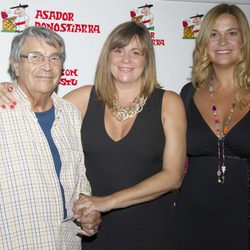 Marta Valverde con su padre Lorenzo y su hermana Loreto en su 51 cumpleaños