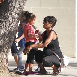 Halle Berry consolando a Nahla Aubry después de caerse del caballo