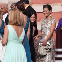 Victoria de Suecia y Sofia Hellqvist en la boda de Gustaf Magnusson y Vicky Andren