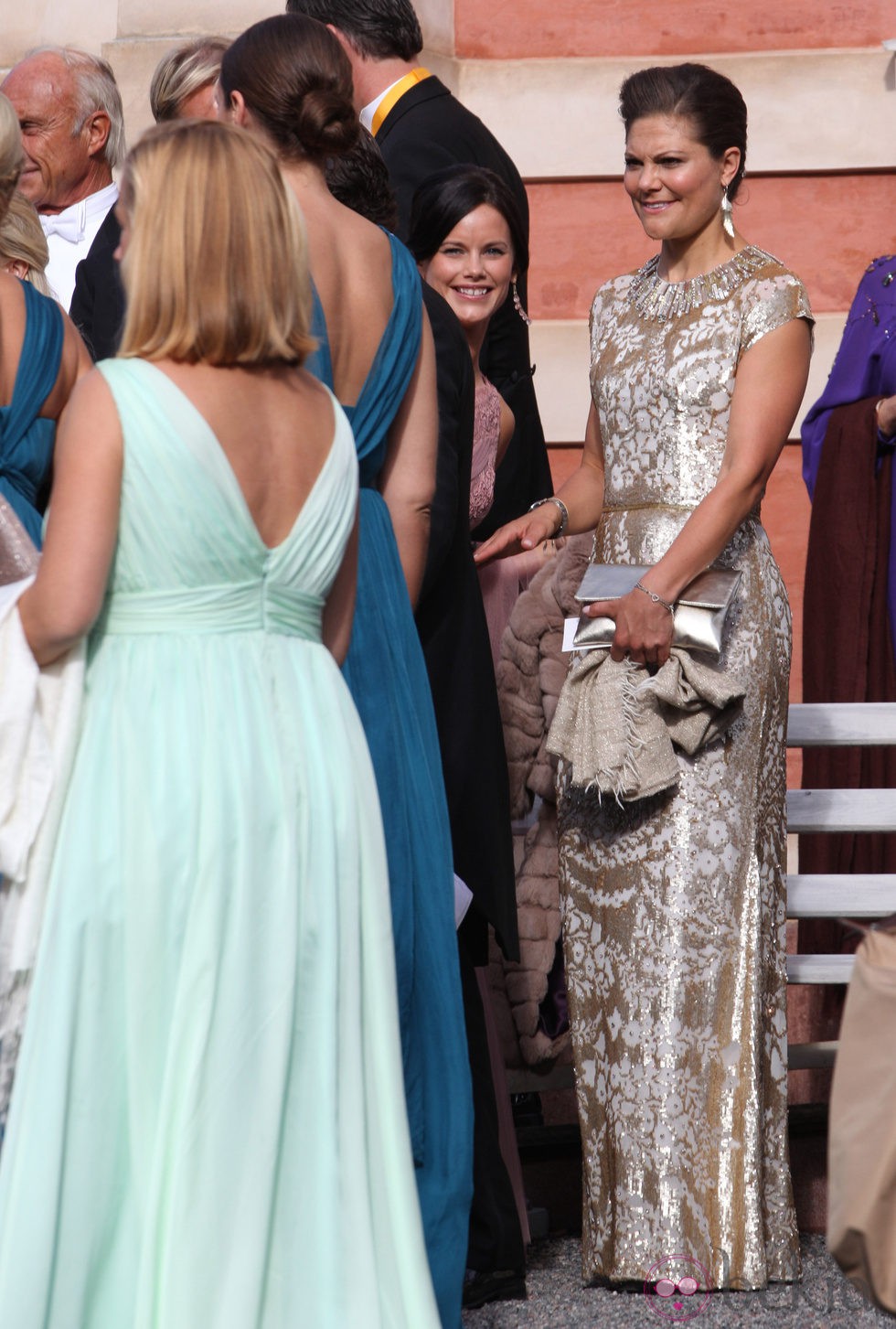 Victoria de Suecia y Sofia Hellqvist en la boda de Gustaf Magnusson y Vicky Andren