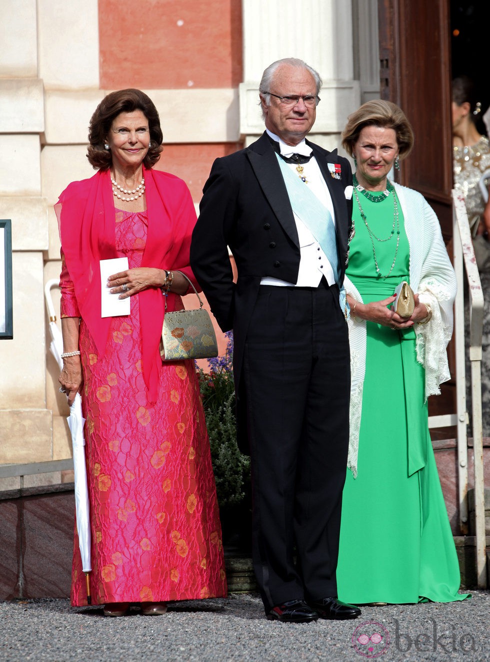 Los Reyes de Suecia y la Reina de Noruega en la boda de Gustaf Magnusson y Vicky Andren