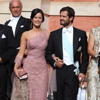 Carlos Felipe de Suecia y Sofia Hellqvist en la boda de Gustaf Magnusson y Vicky Andren