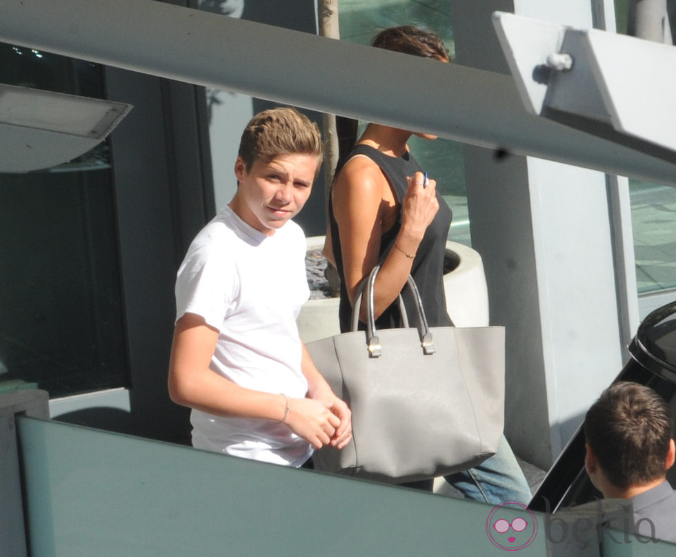 Brooklyn Beckham a su llegada a Londres tras pasar unas vacaciones en Los Angeles