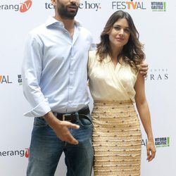 Rubén Cortada y Adriana Ugarte en la presentación de 'El Tiempo entre Costuras' en el FesTVal de Vitoria 2013