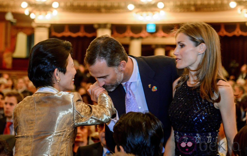 Los Príncipes de Asturias saludan a Takamado de Japón en la gala inaugural del 125 congreso del COI en Buenos Aires