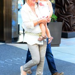 Harper Seven con su abuela Jackie Adams en Nueva York