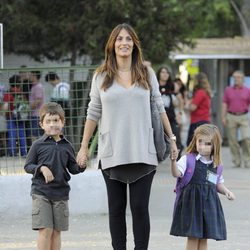 Nagore Aranburu acompaña a sus hijos en el primer día de colegio