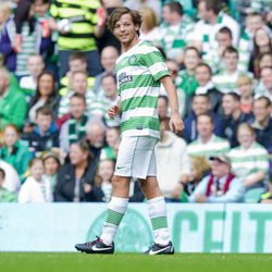 Louis Tomlinson jugando para el Celtic XI