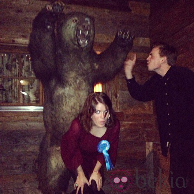 Eugenia de York y Harry Wentworth-Stanley hacen el tonto con un oso disecado