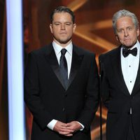 Michael Douglas y Matt Damon en la gala de los Emmy 2013