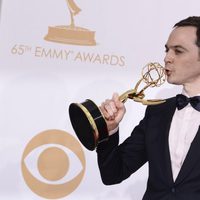 Jim Parsons con su Emmy 2013 a Mejor actor de comedia