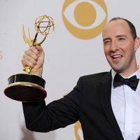 Tony Hale con su Emmy 2013 a Mejor actor secundario de comedia