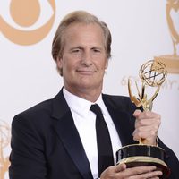 Jeff Daniels con su Emmy 2013 a Mejor actor de drama