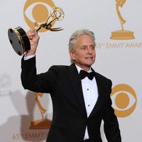 Michael Douglas con su Emmy 2013 a Mejor actor de miniserie