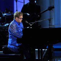 Elton John actuando en la gala de los Premios Emmy 2013