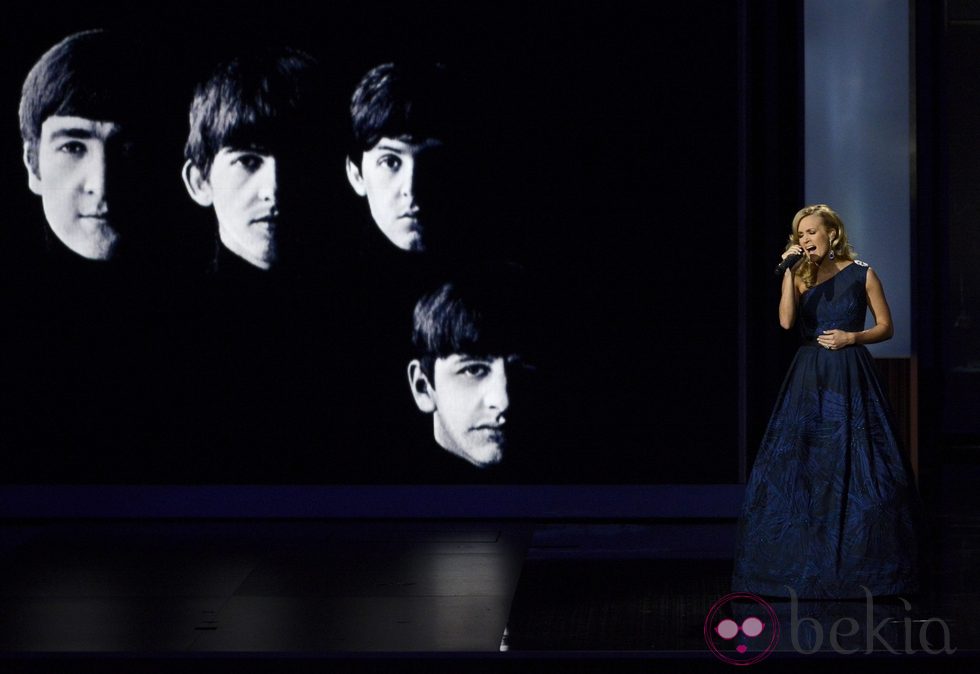 Carrie Underwood durante su actuación en los Premios Emmy 2013