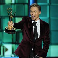 Derek Hough recibe un Emmy