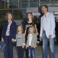 La Reina Sofía, los Príncipes de Asturias y las Infantas Sofía y Leonor visitan al Rey en el hospital 