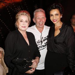 Catherine Deneuve, Jean Paul Gaultier y Nabilla Benattia en el desfile de Jean Paul Gaultier en la Semana de la Moda de París primavera/verano 2014