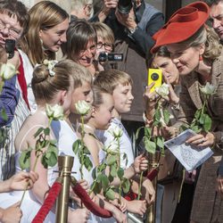 La Reina Matilde de Bélgica saluda a unos niños en Namur