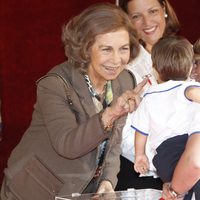 La Reina Sofía hace una carantoña a un niño en el Día de la Banderita 2013