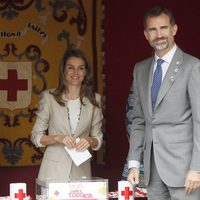 El Príncipe Felipe visita a la Princesa Letizia en el Día de la Banderita 2013