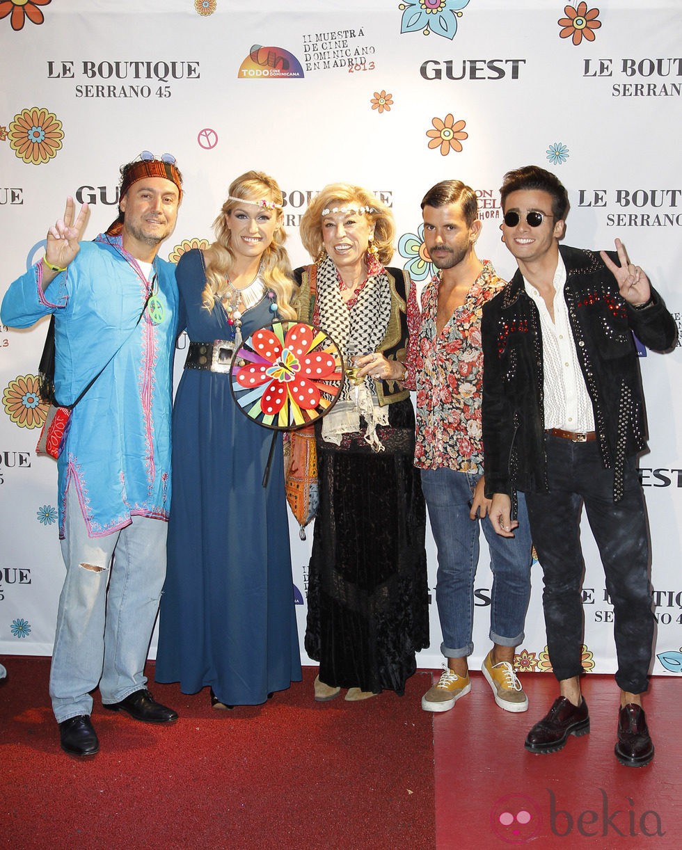 Luján Argüelles con Roi, Pedriño, Toya y su hijo José Luis en la fiesta Flower Power en Madrid
