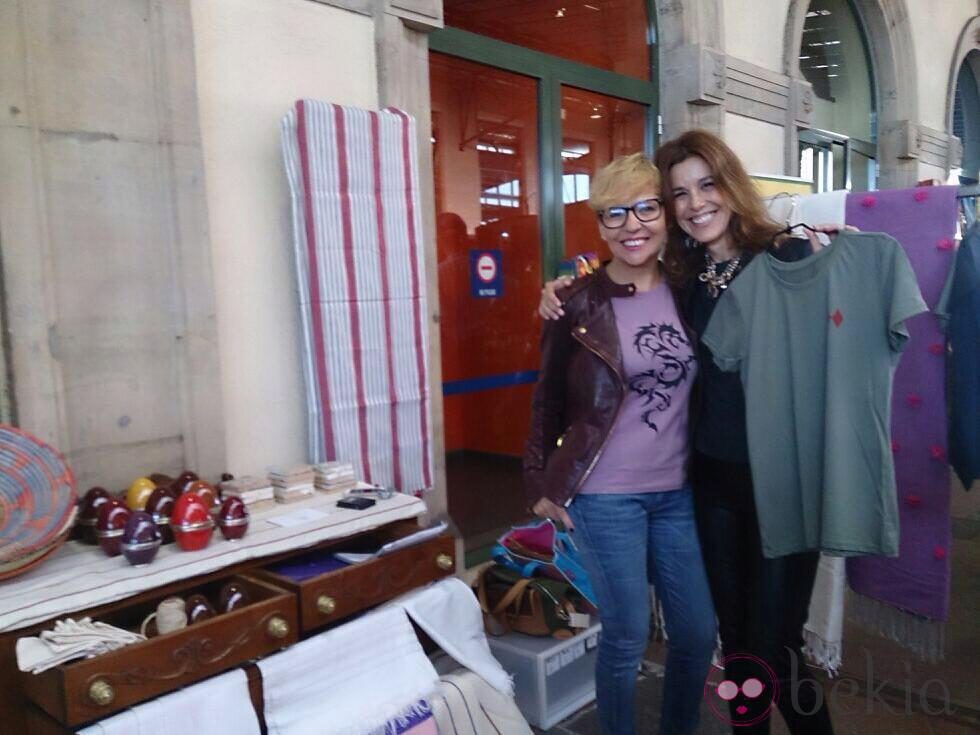 Raquel Sánchez Silva con Ana Aladro en un mercadillo en Gijón