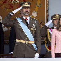 Los Príncipes Felipe y Letizia presiden el desfile militar del Día de la Hispanidad 2013