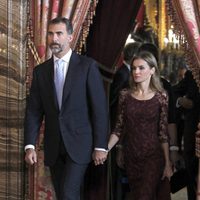 Los Príncipes Felipe y Letizia en la recepción del Día de la Hispanidad 2013