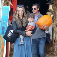 Molly Sims y Scott Stuber con su hijo Brooks en el Pumpkins Patch de Los Ángeles