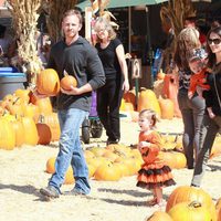 Ian Ziering con su mujer Erin Kristine Ludwig y sus hijas Mia y Penna en el Pumpkins Patch de Los Ángeles