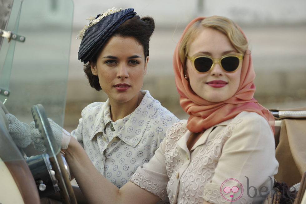 Adriana Ugarte y Hannah New en 'El tiempo entre costuras'