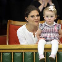La Princesa Victoria de Suecia con su hija la Princesa Estela en la final del Abierto de Estocolmo