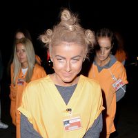 Julianne Hough disfrazada de Suzanne "Crazy Eyes" Warren en una fiesta de Halloween en Beverly Hills