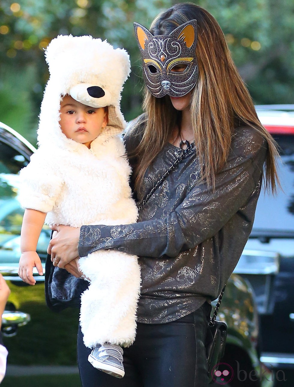 Alessandra Ambrosio disfrazada de gata junto a su hijo en Halloween