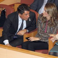 La Princesa Letizia y Soraya Sáenz de Santamaría, cogidas de la mano en el Congreso 'Nuevas Formas de Violencia'