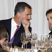Los Príncipes de Asturias charlando en la entrega del Premio Francisco Cerecedo