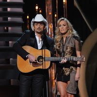 Brad Paisley y Carrie Underwood presentan los Premios CMA 2013