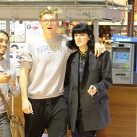 Bimba Bosé y su novio en un supermercado de Madrid