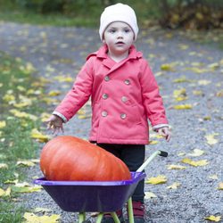 Estela de Suecia posa con una calabaza
