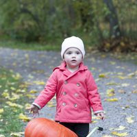 Estela de Suecia posa con una calabaza