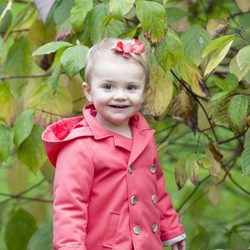 Estela de Suecia posa muy sonriente en los jardines del Palacio de Haga